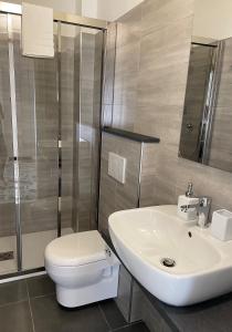 een badkamer met een wit toilet en een wastafel bij Casa Gelindo - large and fine apartment with two bathrooms in Sestri Levante