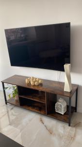 Televízia a/alebo spoločenská miestnosť v ubytovaní Apartament z balkonem i widokiem na morze w Sopocie blisko Opery Leśnej
