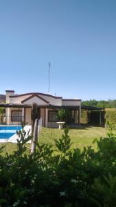 una casa con piscina y patio en Casa Sol y Paz en San Rafael