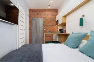 Posteľ alebo postele v izbe v ubytovaní Kraków Trendy Studio Apartments by Noclegi Renters
