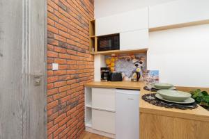 Kuchyňa alebo kuchynka v ubytovaní Kraków Trendy Studio Apartments by Noclegi Renters