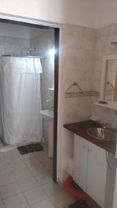 y baño con ducha, lavamanos y lavamanos. en Casa Sol y Paz en San Rafael