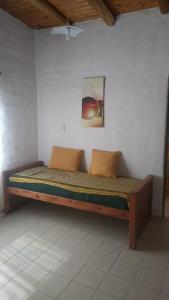 una cama en una esquina de una habitación en Casa Sol y Paz en San Rafael
