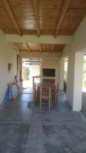 un patio con mesa y sillas bajo un techo de madera en Casa Sol y Paz en San Rafael