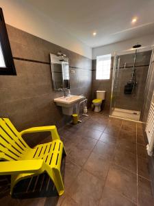 La salle de bains est pourvue d'un lavabo, de toilettes et d'une douche. dans l'établissement Maison Purrussoni, à Levie