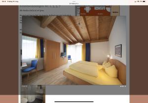 ein Schlafzimmer mit einem gelben Bett und ein Zimmer mit einem Schreibtisch in der Unterkunft Jil-Marie Samnaun Studiowohnung Nummer 3 in Samnaun