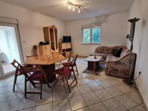 Posedenie v ubytovaní Viric DS - Ferienhaus Vir - 35m vom Meer