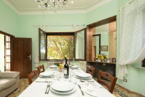 - une salle à manger avec une table et un canapé dans l'établissement Villino Franco by VacaVilla, à Orentano