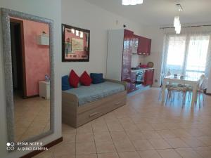 een slaapkamer met een bed en een spiegel bij AI NIPOTI in Pescantina