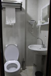 Bilik mandi di KONAK HOTEL 2