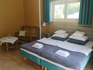 sypialnia z łóżkiem, krzesłem i oknem w obiekcie Orańska w Międzygórzu