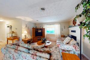 een woonkamer met 2 banken en een tv bij A Quiet Cove in Moneta