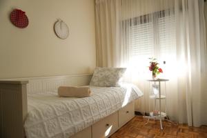 - une petite chambre avec un lit et une fenêtre dans l'établissement Jardim da Celeste, à Viana do Castelo