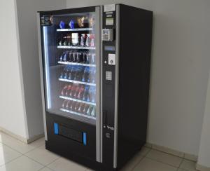 um frigorífico preto com bebidas dentro em UC Hall Residence em Nicósia