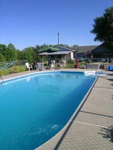 The swimming pool at or close to Wolf Creek Farm B&B and Motorcycle Manor at Wolf Creek Farm, LLC