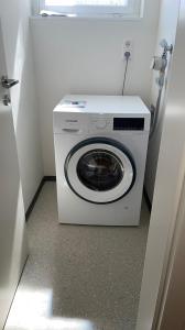 una lavatrice e asciugatrice in una piccola stanza di Wilhelmsapartment a Friedrichshafen