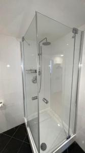 eine Dusche mit Glastür im Bad in der Unterkunft Wilhelmsapartment in Friedrichshafen
