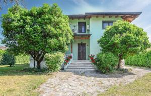 une maison avec deux arbres devant elle dans l'établissement Villino Franco by VacaVilla, à Orentano