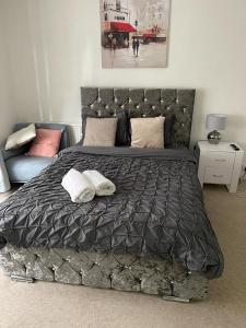 1 dormitorio con 1 cama grande y 2 almohadas en Alder en-suite self catering with private shower 3, en Southampton