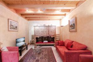 een woonkamer met een rode bank en een open haard bij Chalet Persévérance in Chamonix-Mont-Blanc
