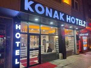 Ein Mann sitzt nachts im Fenster eines Hotels in Konak. in der Unterkunft KONAK HOTEL 2 in Kars