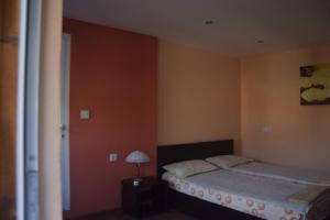 una camera con un letto e una lampada di Guest House Zdravets a Sapareva Banya