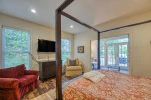 a bedroom with a bed and a flat screen tv at Casa De Lago in Mineral