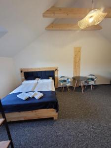 Posteľ alebo postele v izbe v ubytovaní Karolowy pokoje&apartamenty
