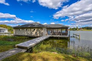 a house on a dock on a body of water at Casa De Lago in Mineral