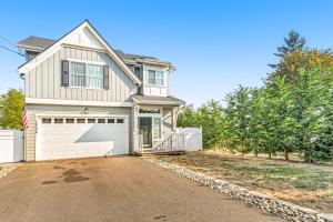 una gran casa blanca con garaje en East Bremerton Beauty, en Bremerton