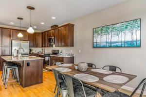 cocina y comedor con mesa y sillas en East Bremerton Beauty, en Bremerton