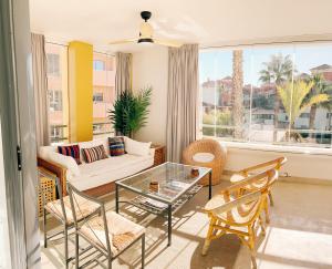 Posezení v ubytování Sotogrande Alboaire- Waterfront luxury 4 bedroom Apt in the Marina of Sotogrande
