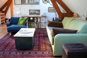 a living room with a couch and two chairs at La Aussière, Maison avec jardin à 500m de la plage pour 4 à 6 pers in Cayeux-sur-Mer