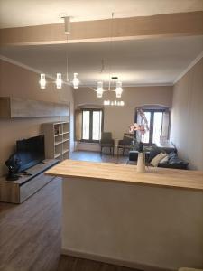 cocina y sala de estar con bar en una habitación en Vistalago, en Gargnano