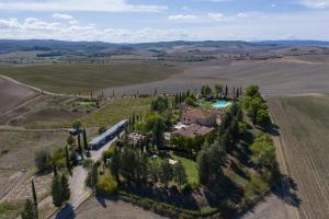 uma vista aérea de uma propriedade com uma casa e árvores em Il Canto del Sole em Monteroni dʼArbia