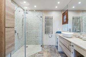 Kúpeľňa v ubytovaní Villa in Marbesa with private heated pool