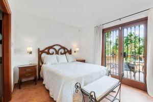 Posteľ alebo postele v izbe v ubytovaní Villa in Marbesa with private heated pool