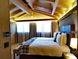 Postel nebo postele na pokoji v ubytování Hôtel de Rougemont & Spa + 29 fotografií
