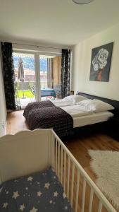una camera con 2 letti e un balcone di Ferienwohnung Karasek Deluxe a Sattendorf