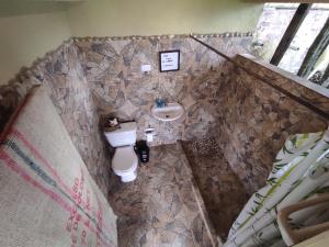 a bathroom with a sink and a toilet at Vega Glamping in La Vega