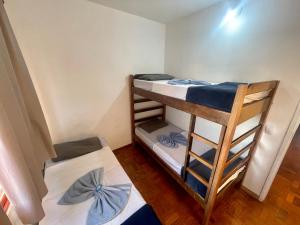 a room with two bunk beds in a room at Pousada Casa de Bragança in Bragança Paulista