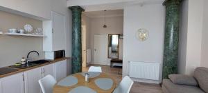 Kuchnia lub aneks kuchenny w obiekcie Castle Apartman ****