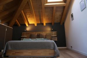 - une chambre avec un grand lit et une tête de lit en bois dans l'établissement Green Stay Bergamo, à Bergame