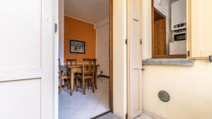 cocina y comedor con mesa y sillas en Francesca Apartment in Sassuolo - Affitti Brevi Italia, en Sassuolo
