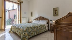 a bedroom with a bed and a large window at Francesca Apartment in Sassuolo - Affitti Brevi Italia in Sassuolo