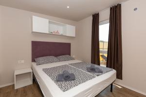 Postel nebo postele na pokoji v ubytování Mobile home Kastanjola