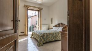 1 dormitorio con 1 cama y puerta abierta en Francesca Apartment in Sassuolo - Affitti Brevi Italia, en Sassuolo