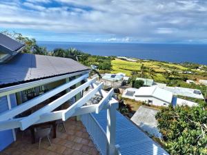 Vom Balkon eines Hauses genießen Sie Meerblick. in der Unterkunft Villa ARC-EN-CIEL in Petite Île