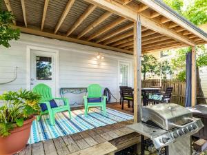 een patio met stoelen, een tafel en een grill bij Blue Belle in Tybee Island