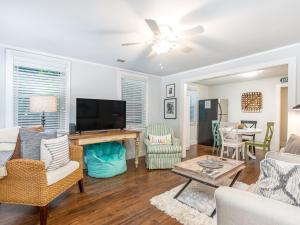 een woonkamer met een bank en een tv bij Blue Belle in Tybee Island